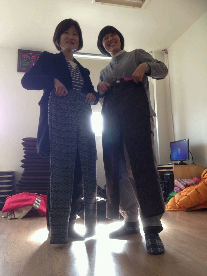 롱다리 각도를 강조하며 누비바지 패션쇼를 펼친 김숙자, 김영주 두 보살님 ~^^