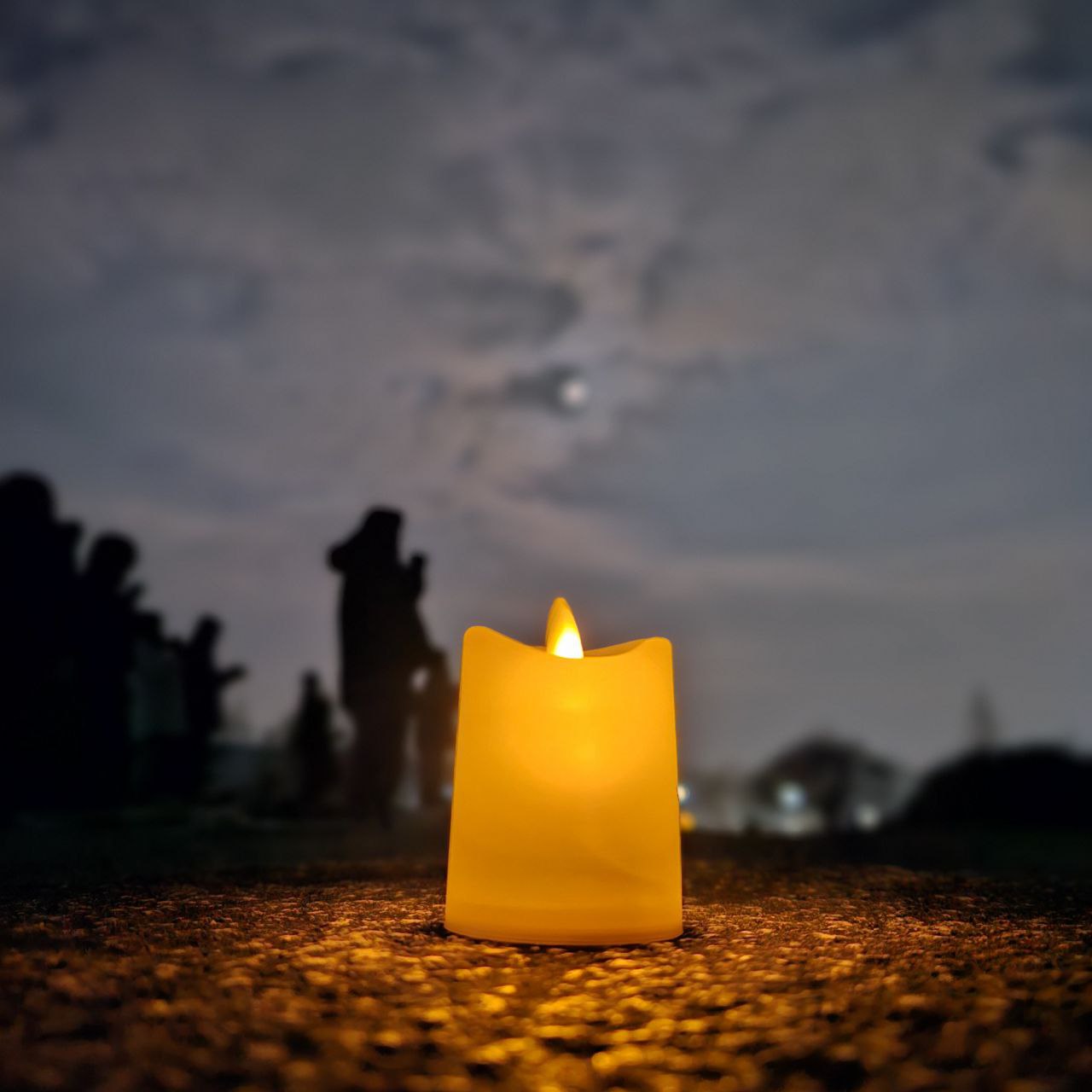 선조의 숨결이 스며든 땅 위에 통일을 염원하는 등불을 켭니다.