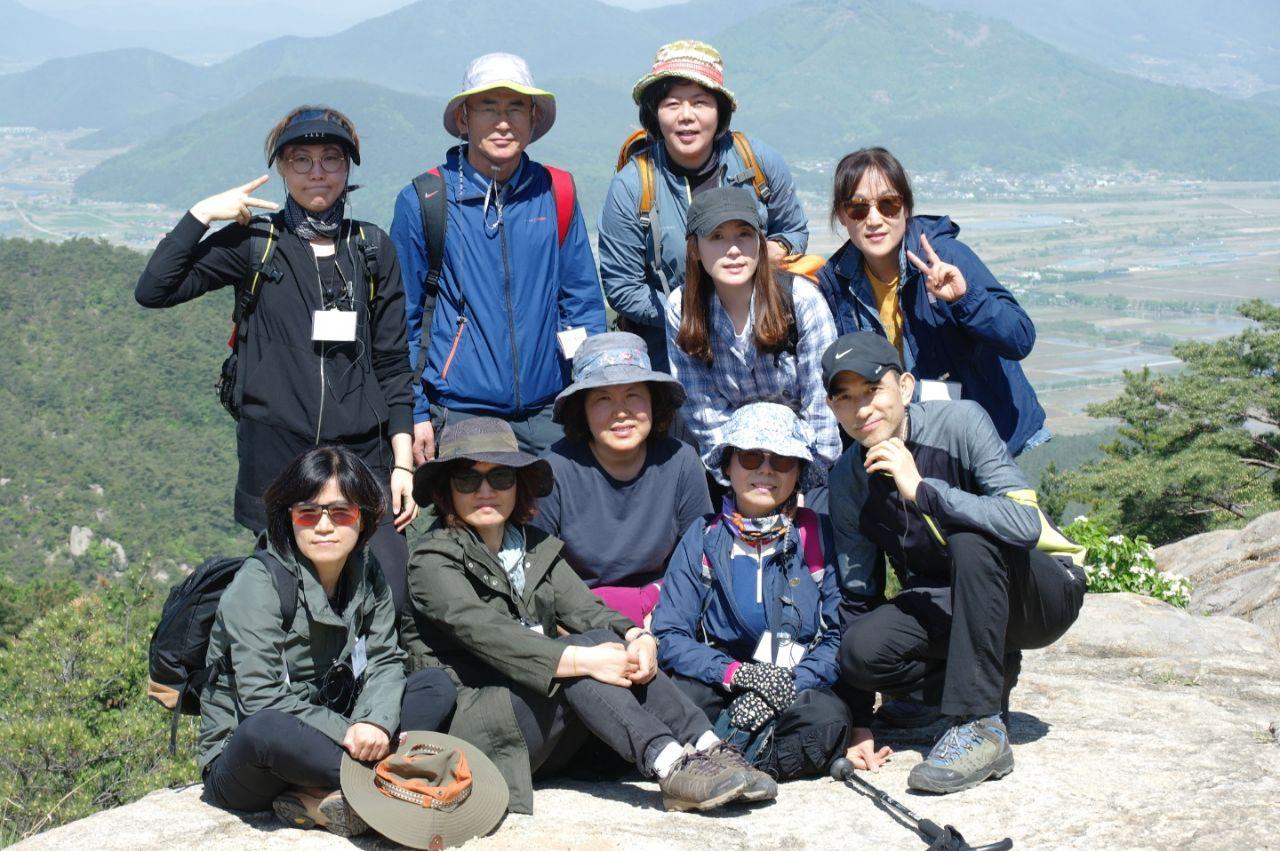 불교대학 담당 때 경주남산순례에서 도반들과 함께