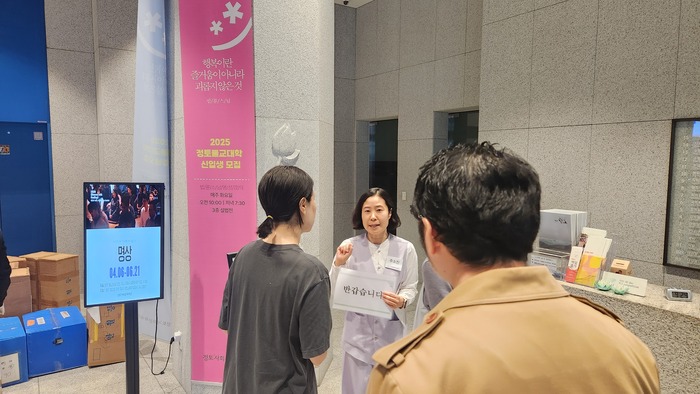 맞이 준비 - 접수 안내 봉사자에게 시범을 보이는 주소진 님