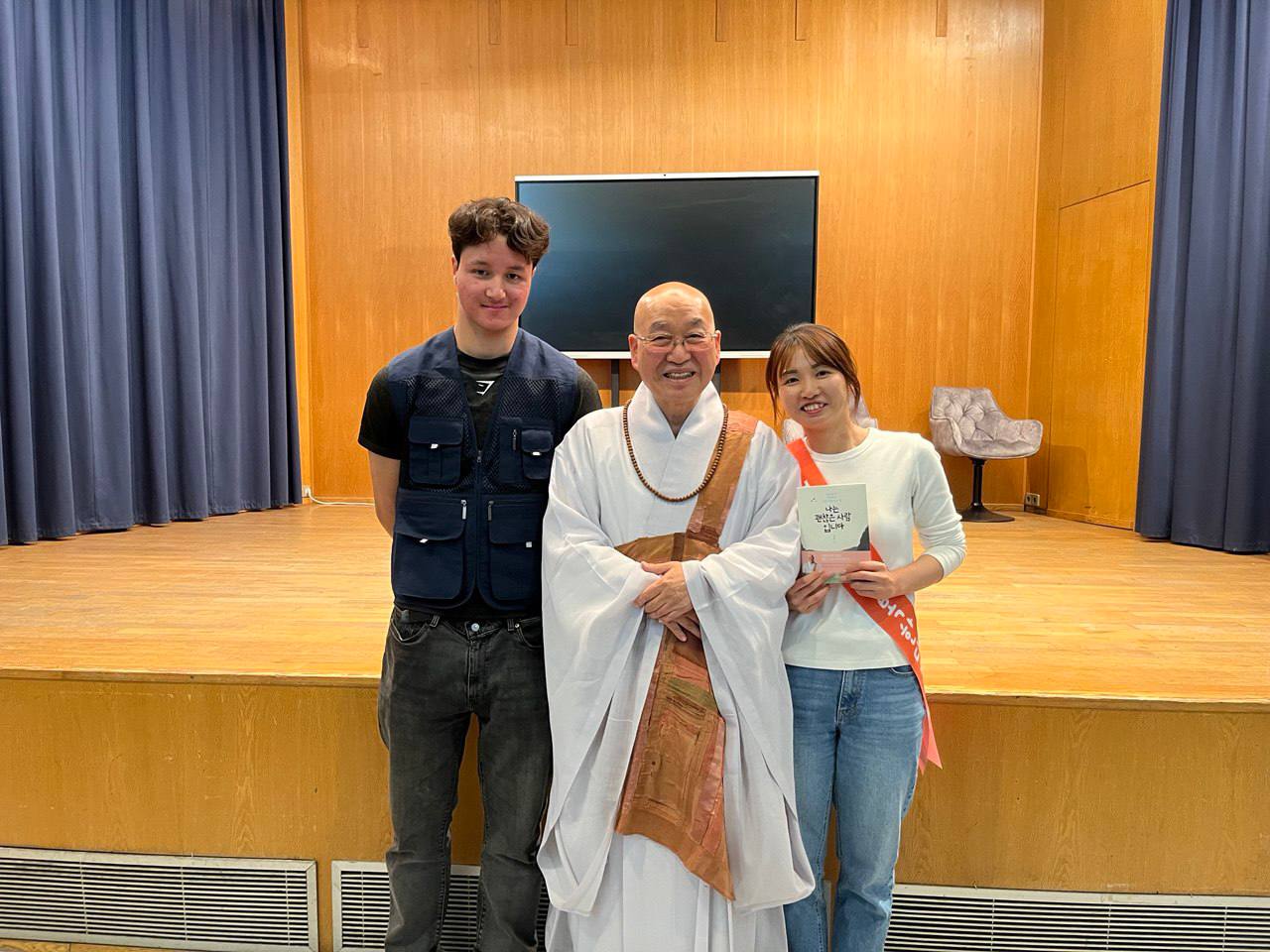 강연을 마친 후 (오른쪽 김민지 님, 왼쪽 김민지 님 아들) 강연을 마친 후 (오른쪽 김민지 님, 왼쪽 김민지 님 아들)