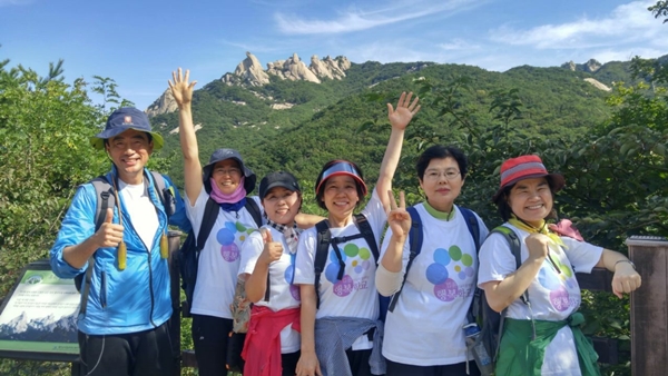  행복학교 홍보중 (오른쪽에서 세번 째 이난숙 님)