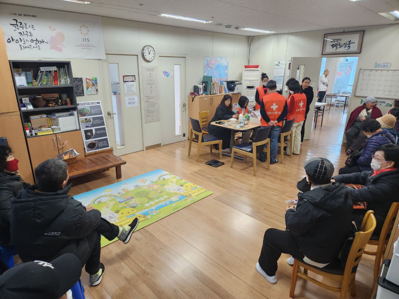 [진료전부터 대기하고 있는 환자들]