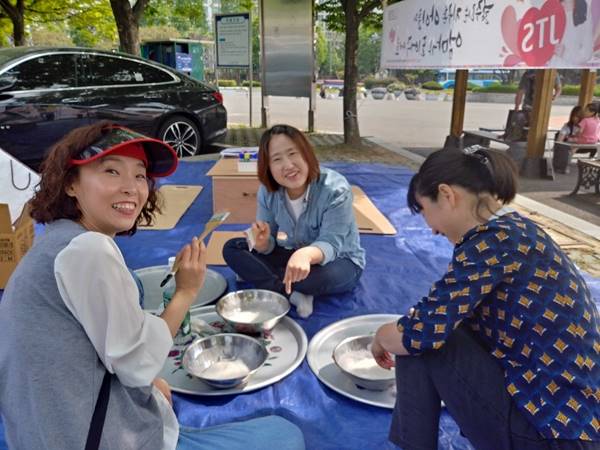 도반들과 어린이날 행사 준비(맨 왼쪽)