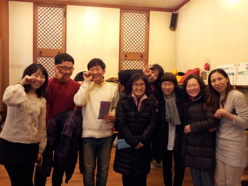 왼쪽에서 세 번째 이완영 법우님^^ 2014년 서울정토회 송년회 때 봉사상을 받았습니다.