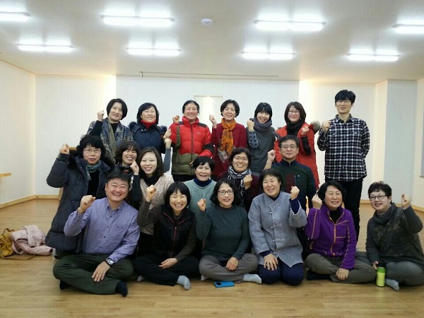 영통법당에서 송년모임 마치고 (첫째 줄 오른쪽 세 번째가 조영미 보살님)