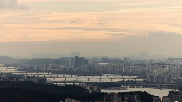 “외모, 유명세 같은 것이 특별하게 느껴지고, 일상은 무의미하게 느껴집니다”