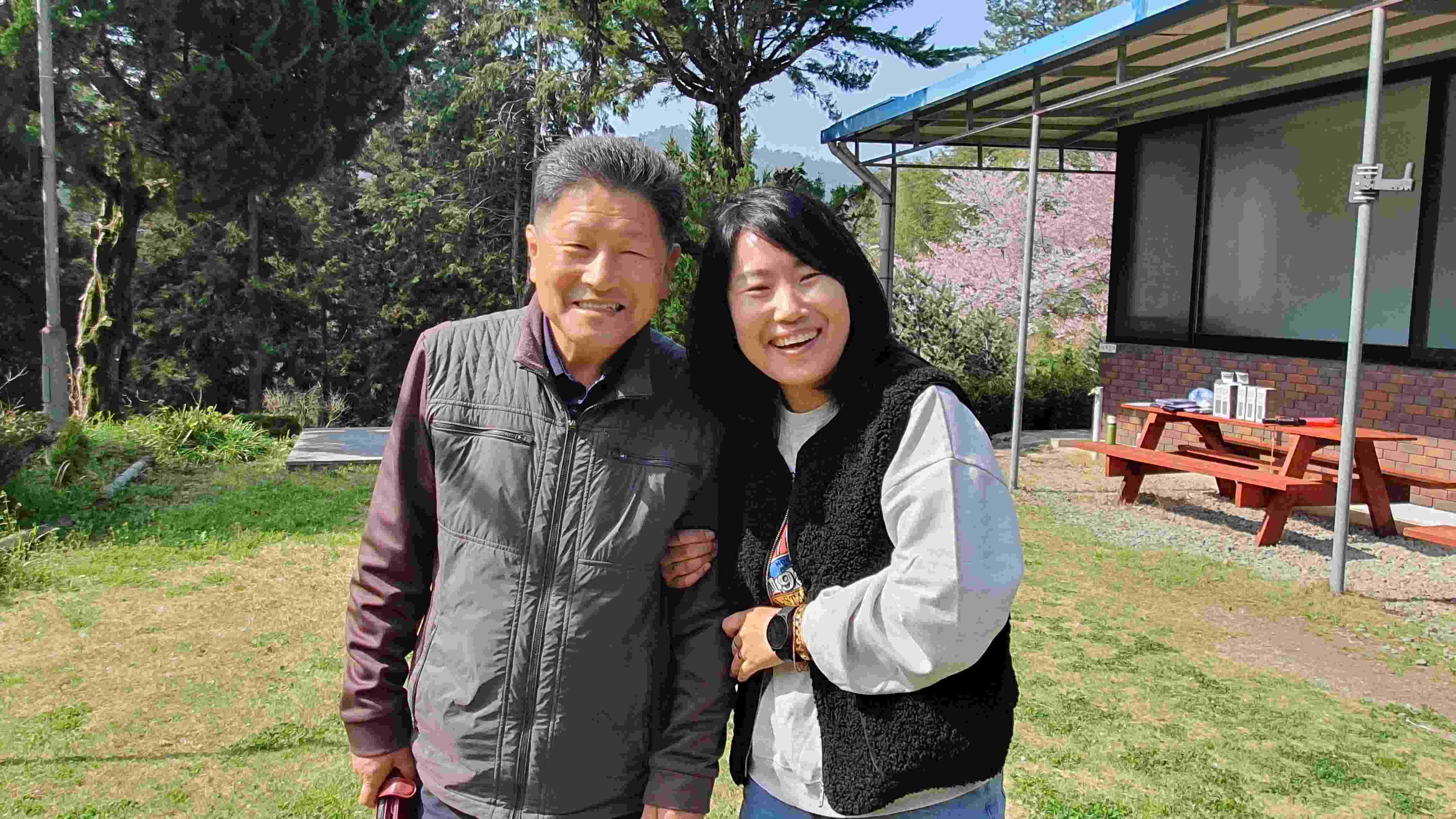 환한 미소로 맞이하기. 환한 미소로 맞이하기.