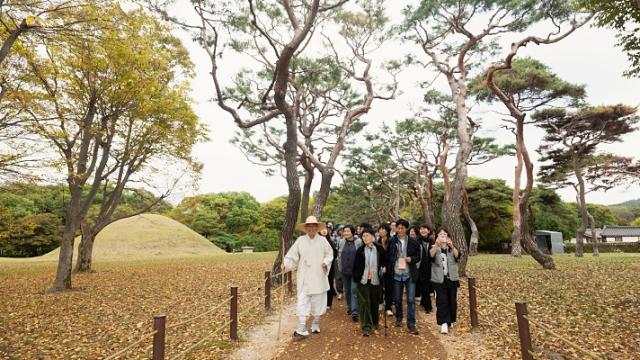 “나이가 드니 함께 천천히 걸을 수 있어 좋습니다.“