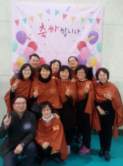 정토불교대학 졸업식(앞줄, 오른쪽에서 첫번째)