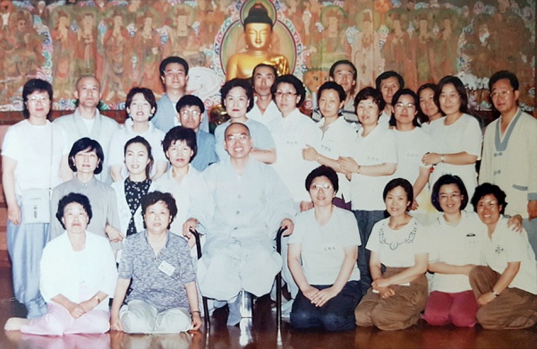 서초법당에서 불교대학 특강수련 기념사진 속 이문희 님(둘째 줄 맨 왼쪽)