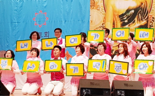 경전반 졸업식 축하공연에서(앞 줄 왼쪽에서 4번째)