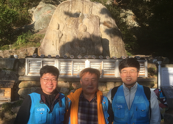 남산 순례 봉사 중 주인공 (맨 왼쪽)