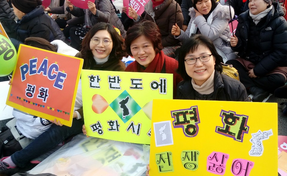 2017 광화문 전쟁 반대 시위 (오른쪽부터 황미옥님, 김병숙님)