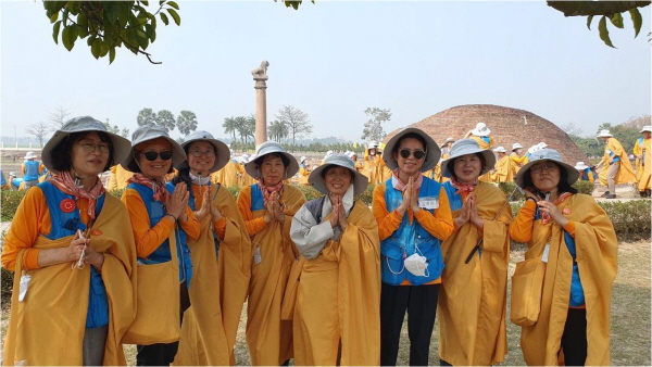 32차 인도성지순례 원후봉밀터에서 월광법사님과 조원들