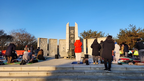 해돋이 후, 망배단에 비치는 해
