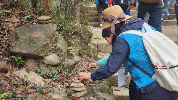 작디작은 돌탑 위에 살포시 돌 하나 작디작은 돌탑 위에 살포시 돌 하나
