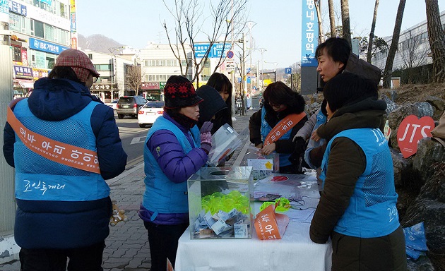 모금 전 어떻게 할 지 역할 분담 중이랍니다. ^^ 거리모금 후 이화순 보살님의 나누기를 적어 봅니다.