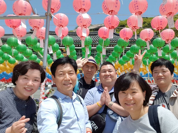 가을불교대학 도반들과 통일 수업 후 강화 보문사에서 300배 정진(맨 뒷줄 가운데)