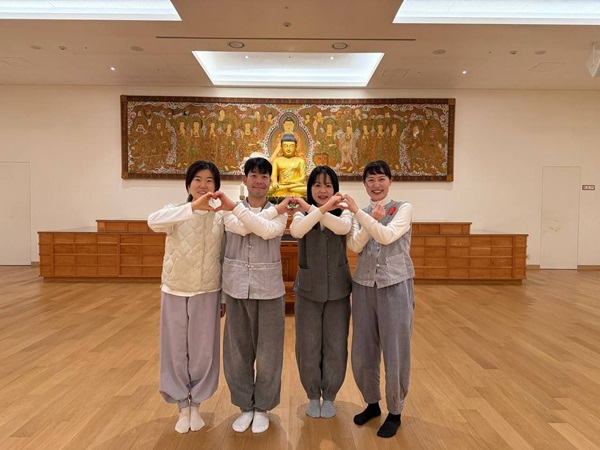 도반들과 함께(왼쪽 세 번째가 정유리 님) 도반들과 함께(왼쪽 세 번째가 정유리 님)