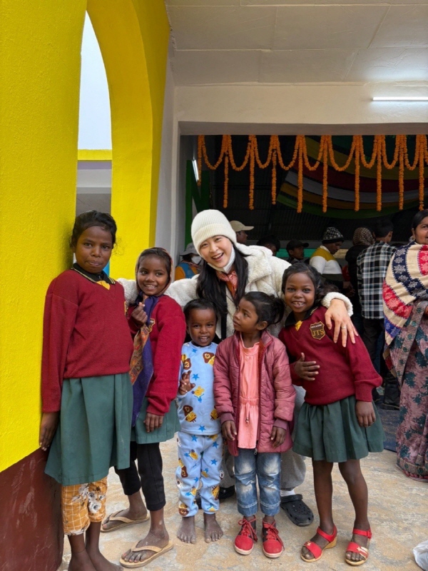 수자타 아카데미에서 학생들과(가운데가 윤진 님)