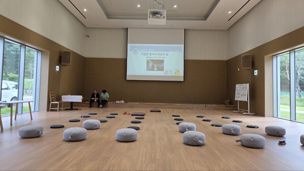 주인을 기다리는 방석, 백용성 조사 기념관 내부 주인을 기다리는 방석, 백용성 조사 기념관 내부