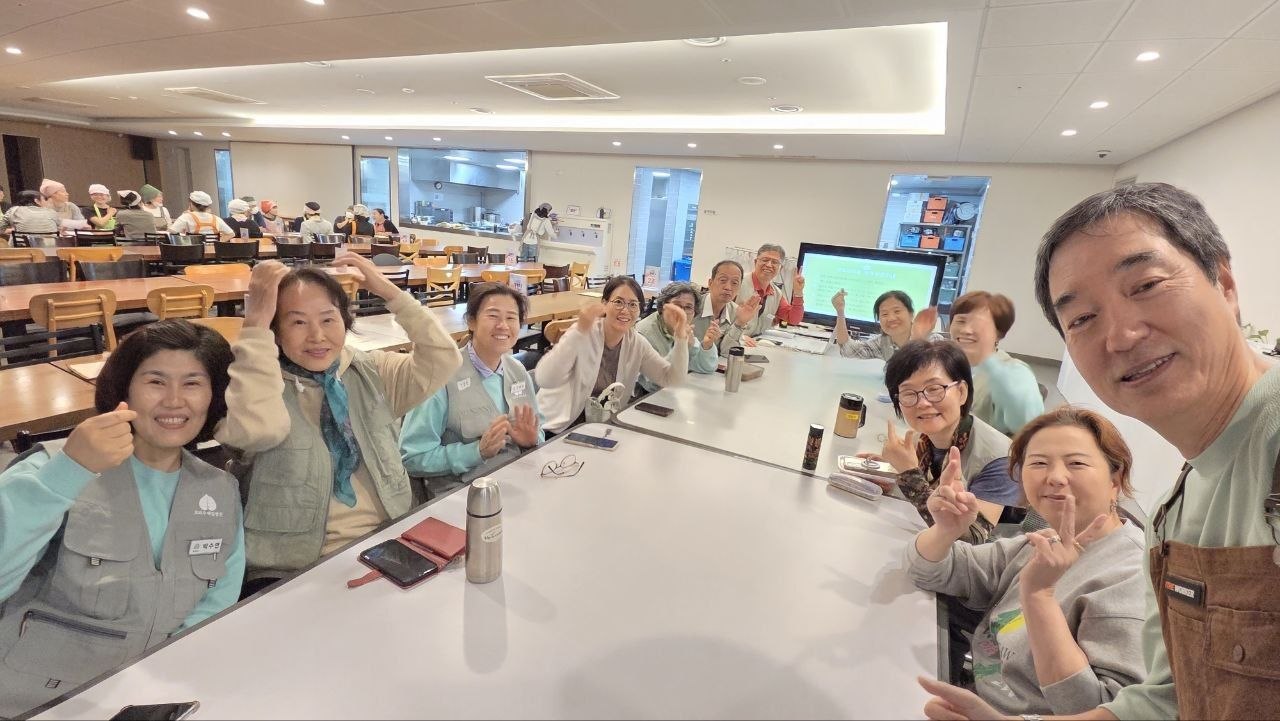 정토사회문화회관 보리수 활동 중에 도반들과 함께 (왼쪽 줄 맨끝에서 두번째 박태화 님)