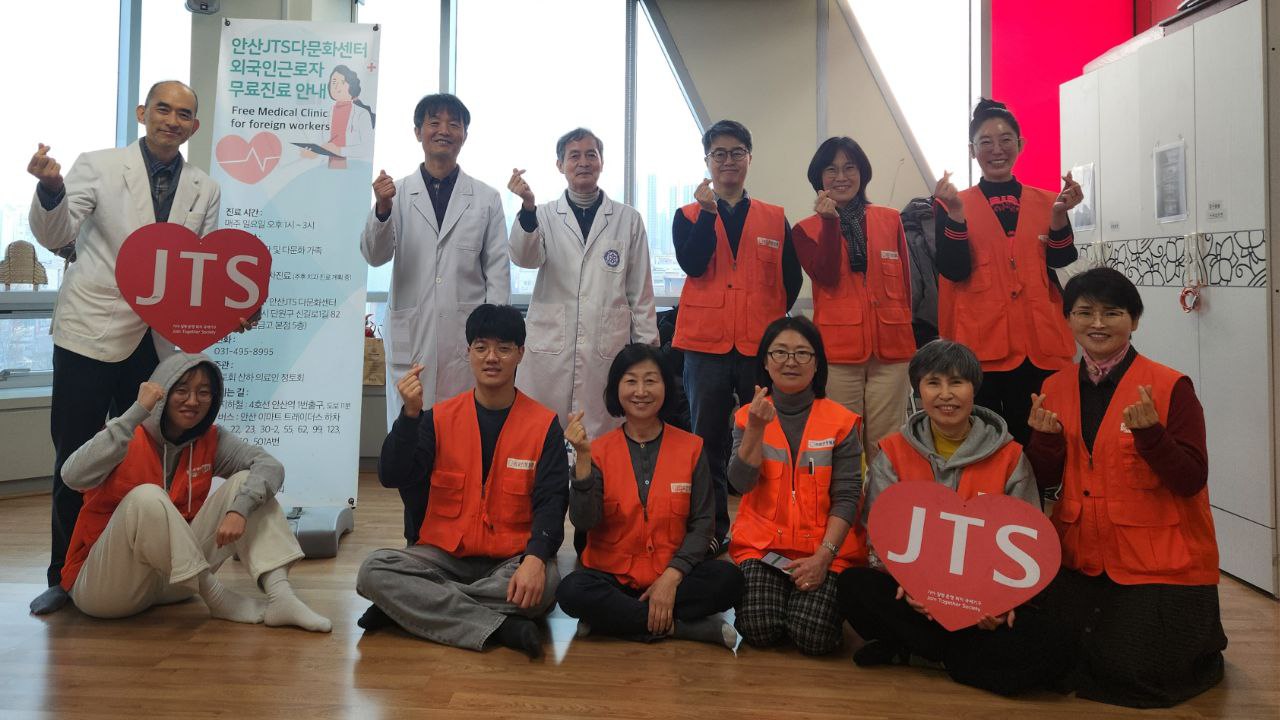 <의료인정토회 봉사자 단체 사진>