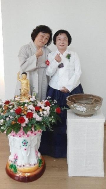 2020년 5월 연산동 연재 법당에서 마야부인 역할 하는 이수정 님(오른쪽)