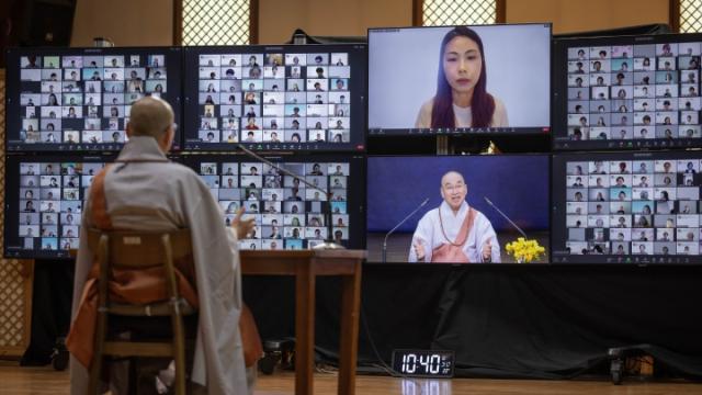 “아버지가 갑자기 돌아가시니 황망하기 그지없습니다”