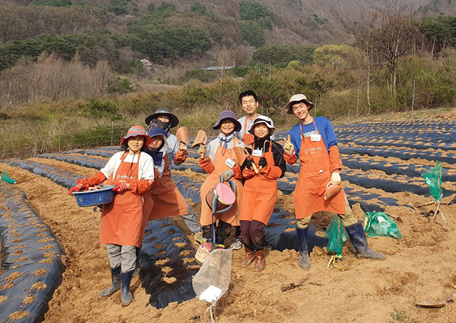 고라니 밭에서(왼쪽 첫 번째가 신용민 님)