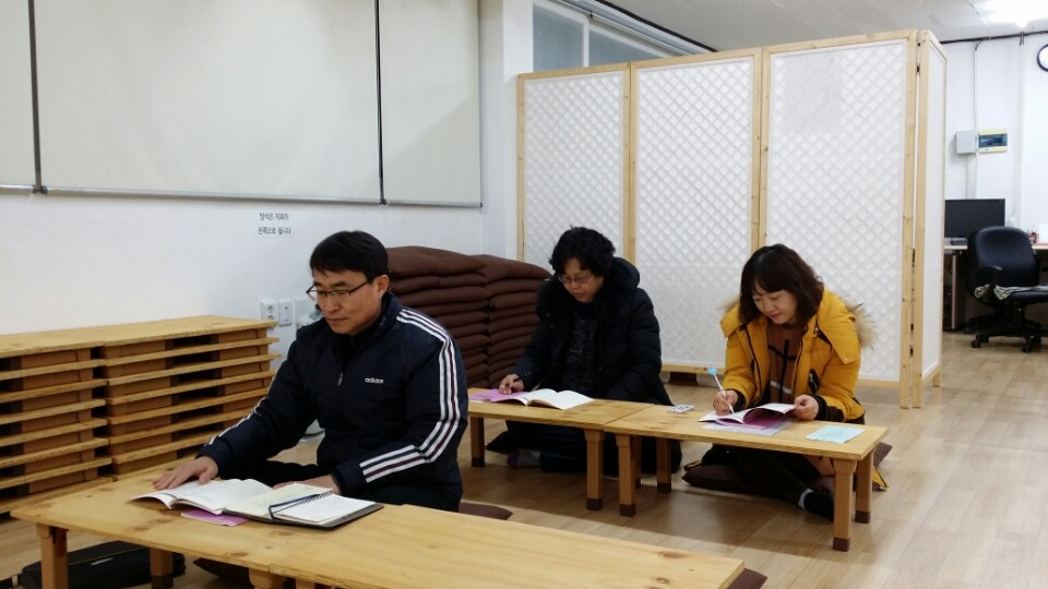 불교대학 수업을 받고 있는 모습-맨 앞쪽이 이상호 거사님
