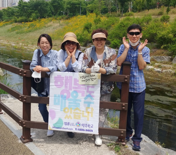 2022년 행복학교 홍보 중에 모둠원들과 함께 (맨 오른쪽 이재원 님)