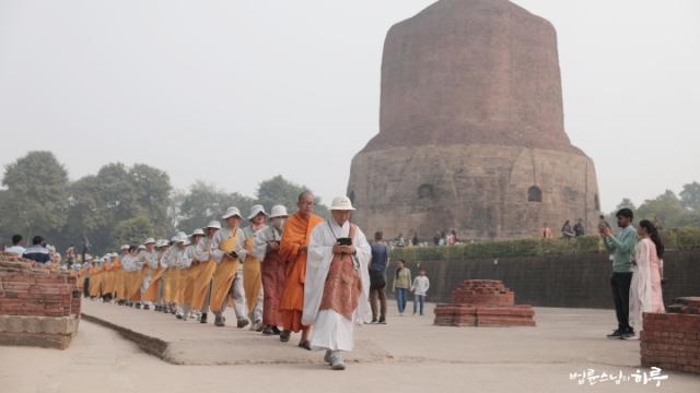 “부처님은 깨달으신 후 무엇을 가장 먼저 말씀하셨을까요?”