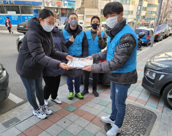  취약계층 (생필품 및 음식) 지원사업 중 고려인과 봉사자들과 함께