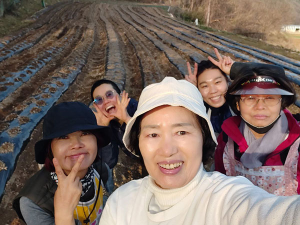 23.3.25 두북수련원 범어모둠원과 감자심기(제일 앞 흰 모자 쓴 이창희 님)