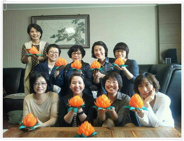 연등 만들기 봉사 (앞쪽 우측부터 이미화, 김영미, 박주영, 김경원(가을경전) 뒤쪽 우측부터 김정화, 이영숙, 서경란, 김경아)