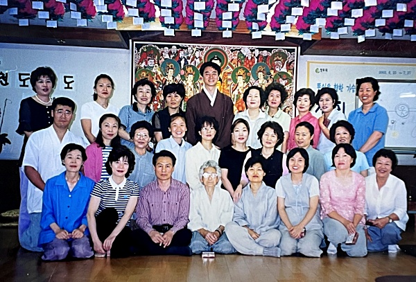 2002년 9월 정토불교대학 개강(앞줄 오른쪽에서 세 번째 김경희 님)