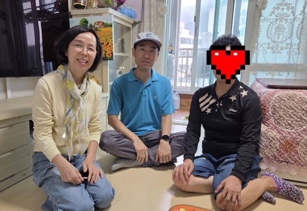 북한이탈민에게 추석 선물 전달 (왼쪽 첫 번째 윤득기 님) 북한이탈민에게 추석 선물 전달 (왼쪽 첫 번째 윤득기 님)