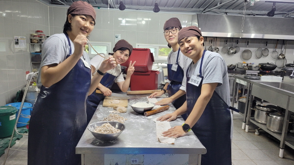 공양간에서(맨 왼쪽이 한슬기 님)