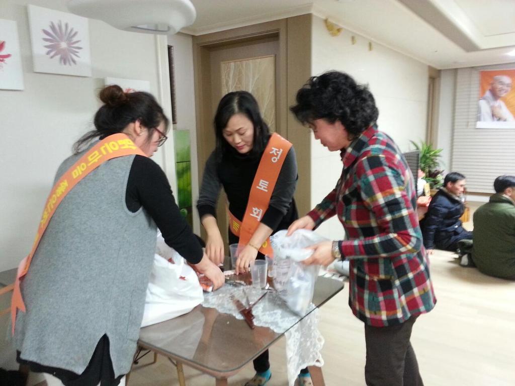 모둠원과 불교대학 봉사자들의 준비하는 모습
