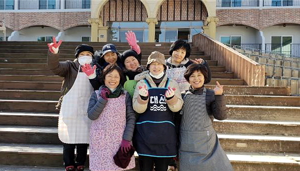 2019년 선유동 연수원 개원준비 청소봉사자들과 안혜원 님(앞줄 왼쪽에서 첫 번째)