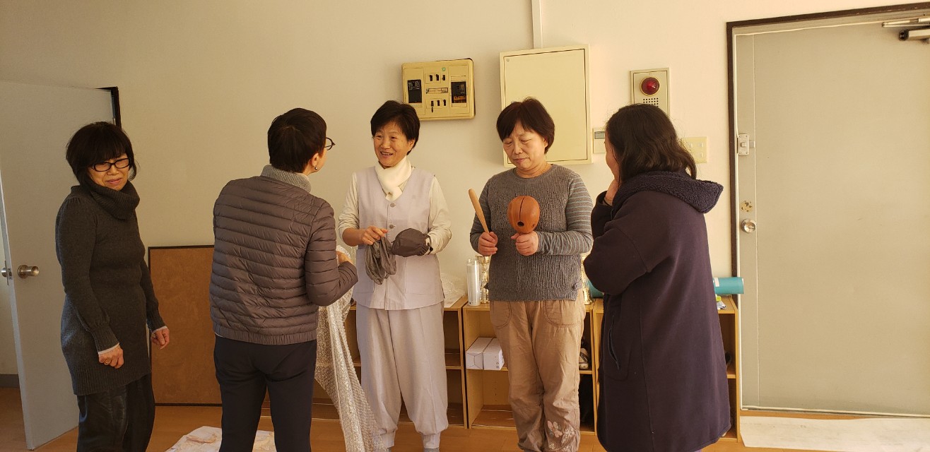 개원하는 법당에 필요한 물건을 한가득 담아오신 선주법사님