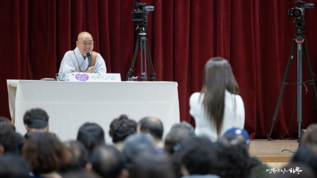 “잘해야 한다는 압박 속에서 마음의 평온을 지키는 방법이 있을까요?”