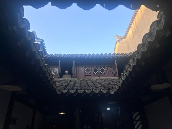 2층 방에서 창문을 통해 외부의 세상을 마주했을 김구 선생의 뜻을 기리며