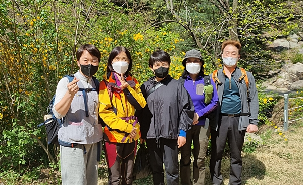 봄 경전대학 학생들과 (왼쪽 첫 번째 김정순 님)