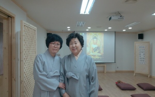 법회를 마친 후 화봉법당 총무 김은하 보살님과 함께 선 김문희 보살님(오른쪽). 고운 모습에 연세가 믿어지지 않네요~^^