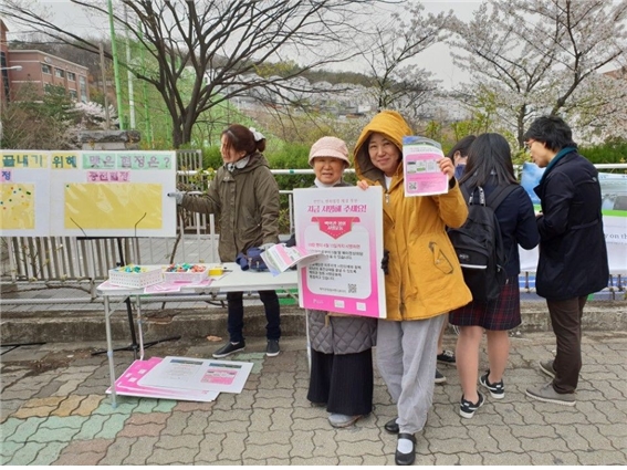 평화협정 서명운동에서, 분홍모자 쓰신 조윤선 님