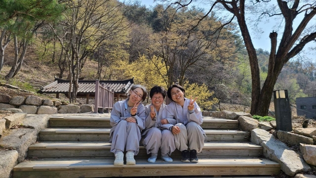 문경수련원 대강당 앞(오른쪽 첫 번째가 김보미 님)
