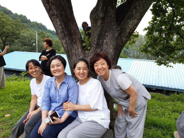 청주, 충주 도반들과 문경수련원 감나무 아래에서(맨 오른쪽)